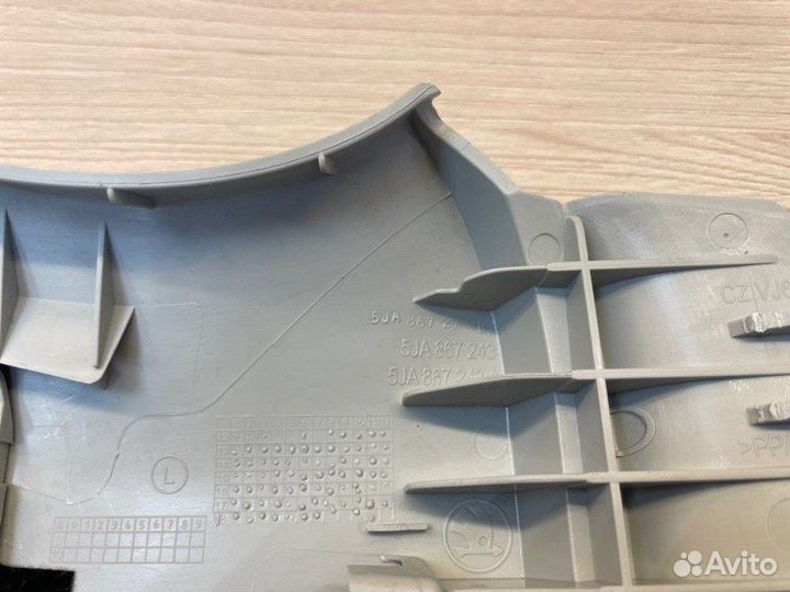 Обшивка средней стойки левая Skoda Rapid