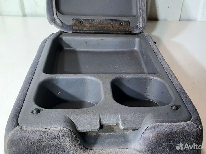 Подлокотник в заднее сиденье Toyota Avensis T220