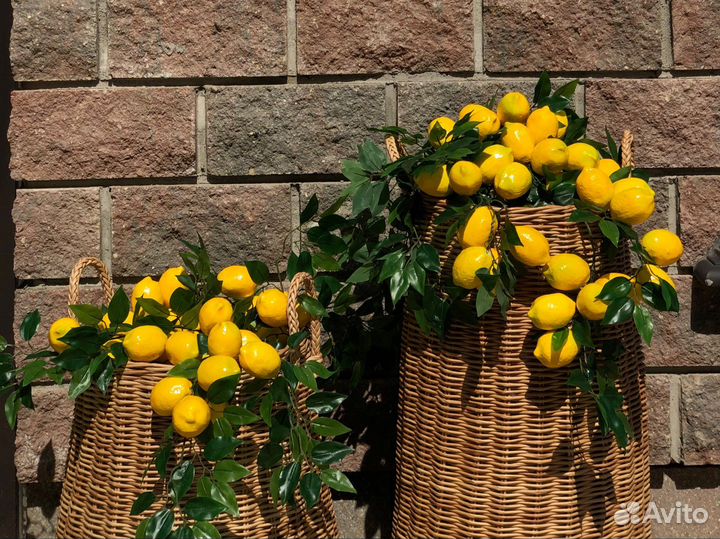 Корзина плетеная с лимонами
