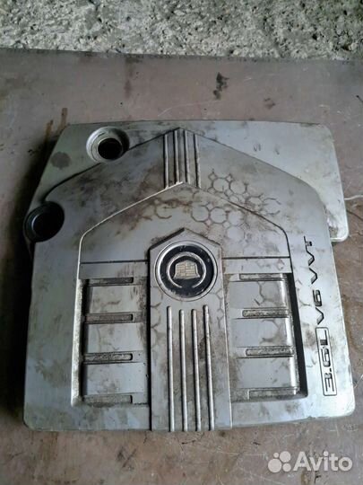 Декоративная накладка двигателя на Cadillac SRX