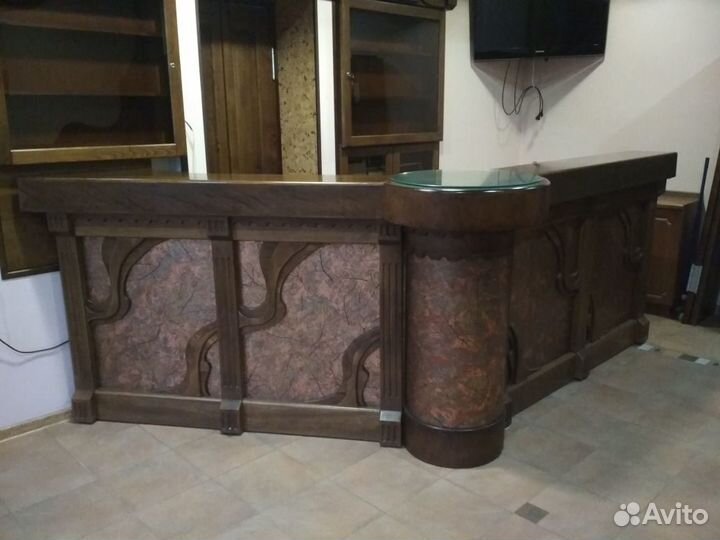 Барная стойка с интеръером бара из бука