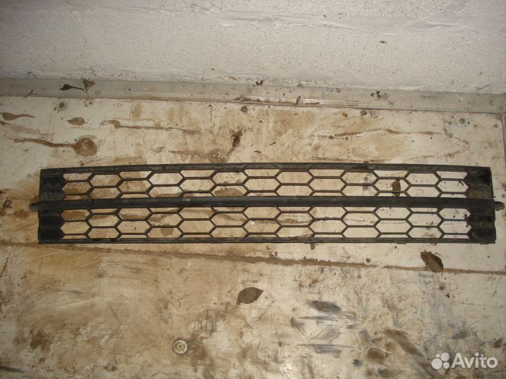 Решетка в бампер нижняя на Шкода Рапид 2017-нв