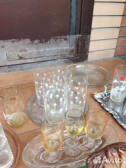 Бокалы рюмки блюда