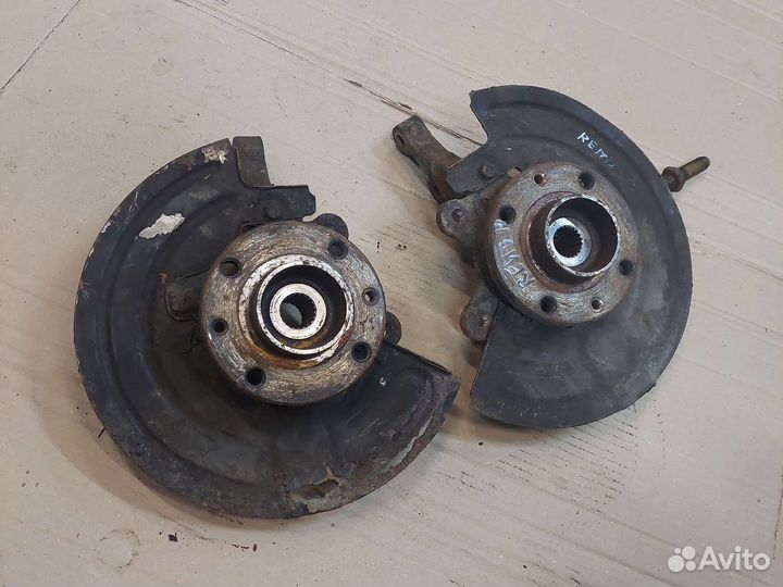 Поворотный кулак передний левый Renault 19 95-01