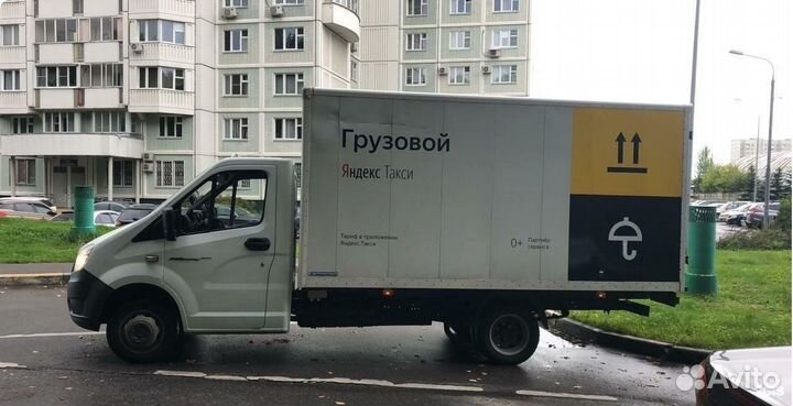 Водитель на своем грузовике в Яндекс гибкий графи