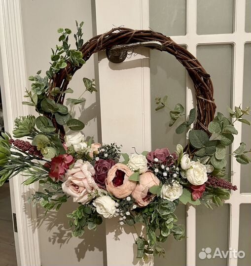 Композиция из искусственных цветов, венок на дверь