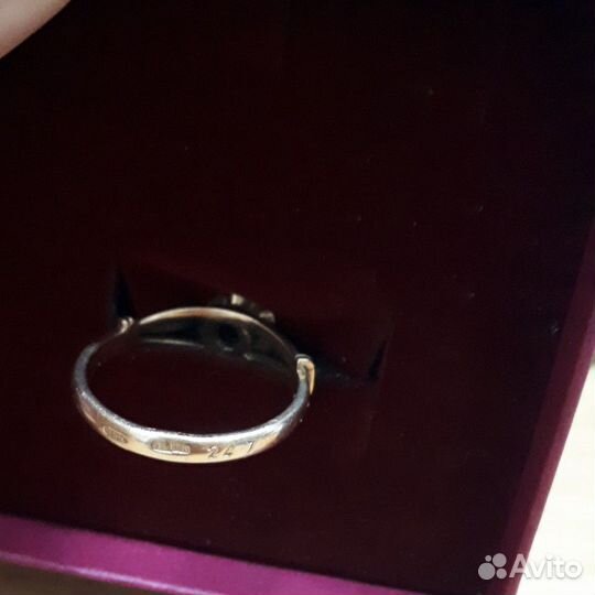 Золотое кольцо с бриллиантом