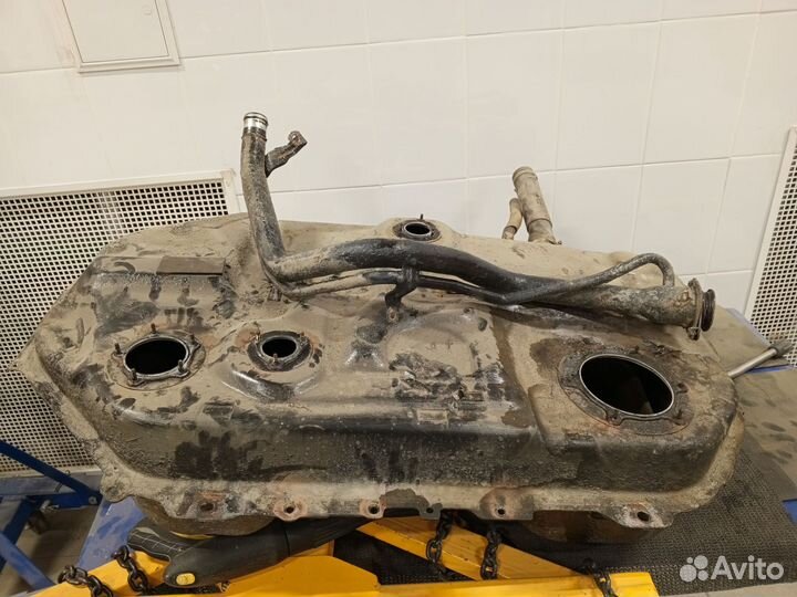 Топливный бак на Mitsubishi outlander 1