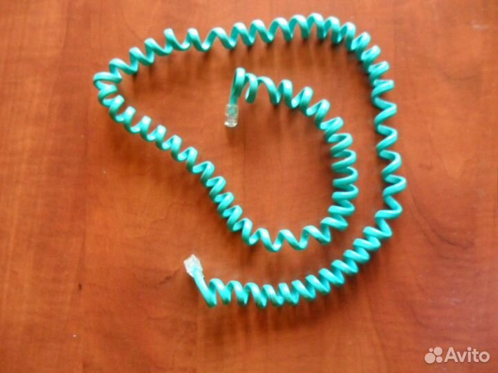 Витой шнур и телефоная трубка цвета морской волны