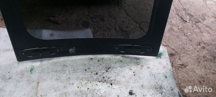 Заднее левое стекло