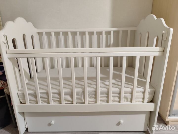Детская кроватка с поперечным маятником