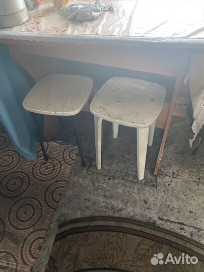 Стулья и табуреты много