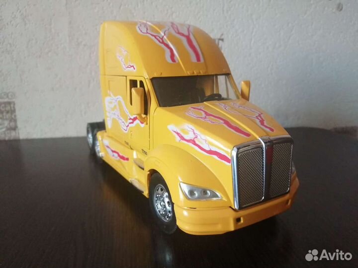 Модель kenworth T700 1:32