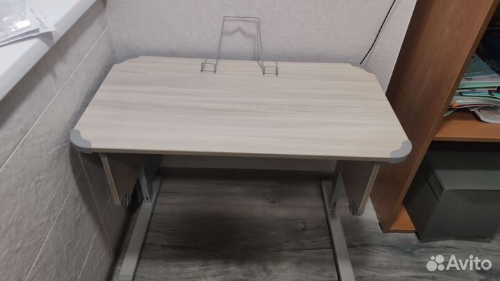 Детский письменный стол и стул