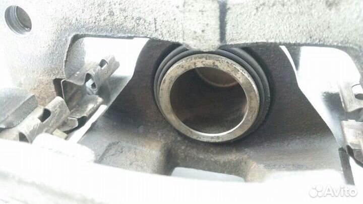 Суппорт задний левый Toyota Isis ANM15 2006