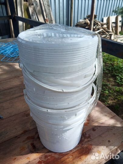 Продам пластиковые ведра с крышкой