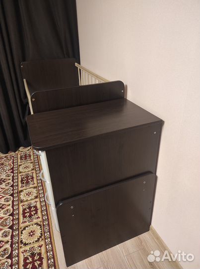 Детская кроватка с маятником и комодом