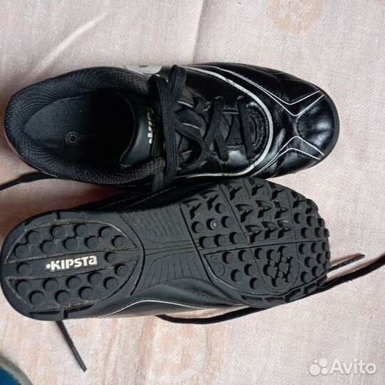 Бутсы, футболки, футбольные гетры