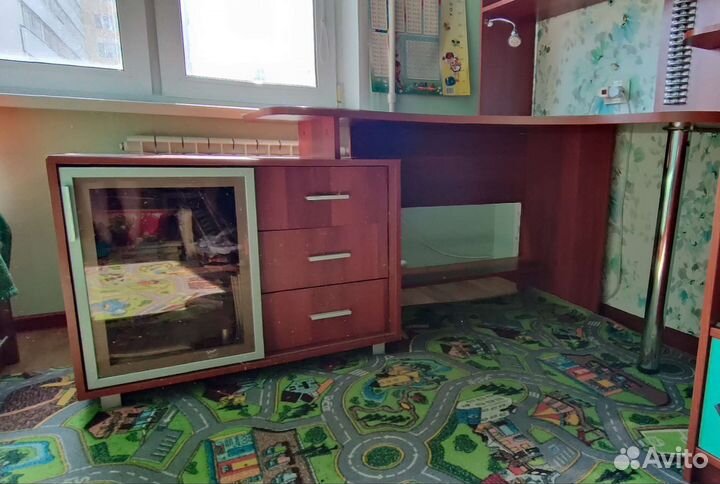 Угловой письменный стол с полками