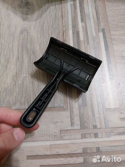 Щипчики для когтей и чесалка