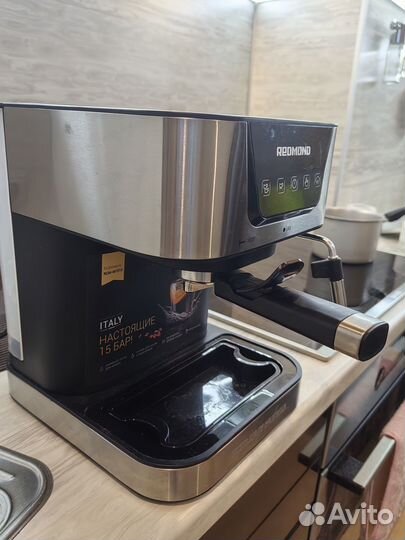 Кофеварка рожковая Redmond RCM-M1513