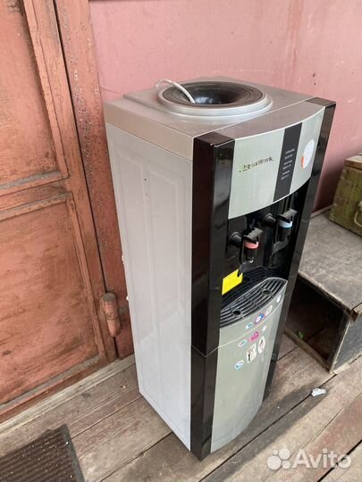 Кулер для воды напольный