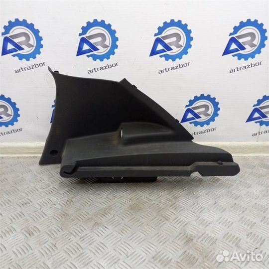 Обшивка задней стойки правой Renault Sandero 1