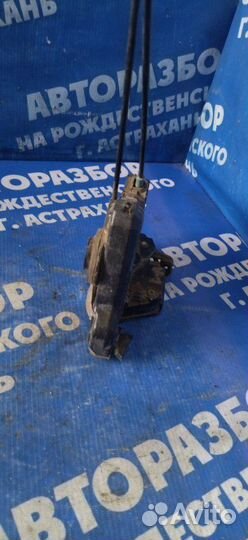 Передний правый замок двери Toyota Avensis седан