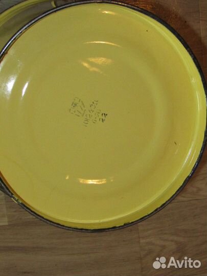 Эмалированное ведро с крышкой