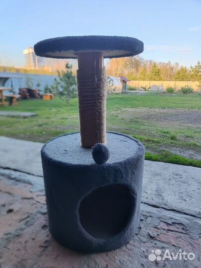 Домик для кошки с когтеточкой бу. Высота 57 см