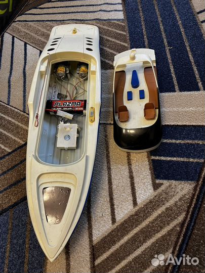 Лодка на пульте управления