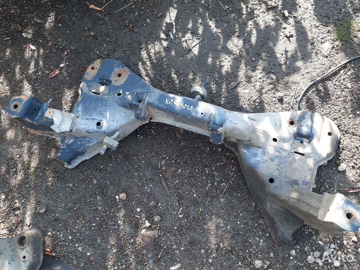 Подрамник Митсубиси каризма