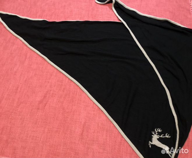 Angie Miller шарф