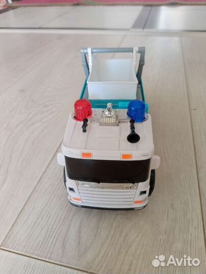 Грузовик с контейнером с сиреной и мигалками