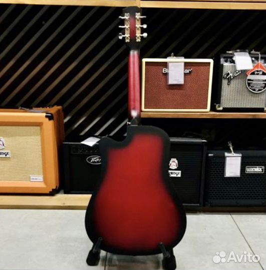 Акустическая гитара красная