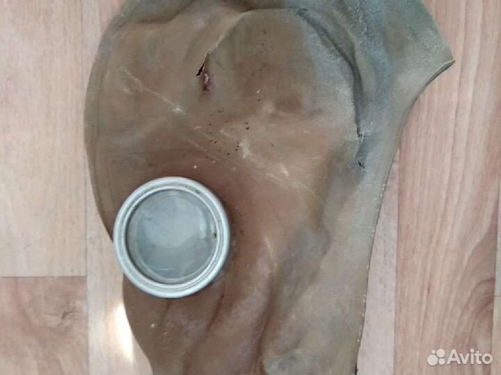 Противогаз рваный