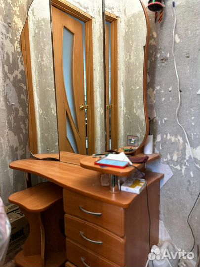 Туалетный столик с зеркалом бу