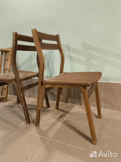 Два стула и вешалка для одежды