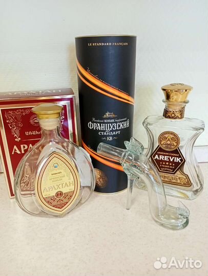 Пустые бутылки, коробки из-под алкоголя