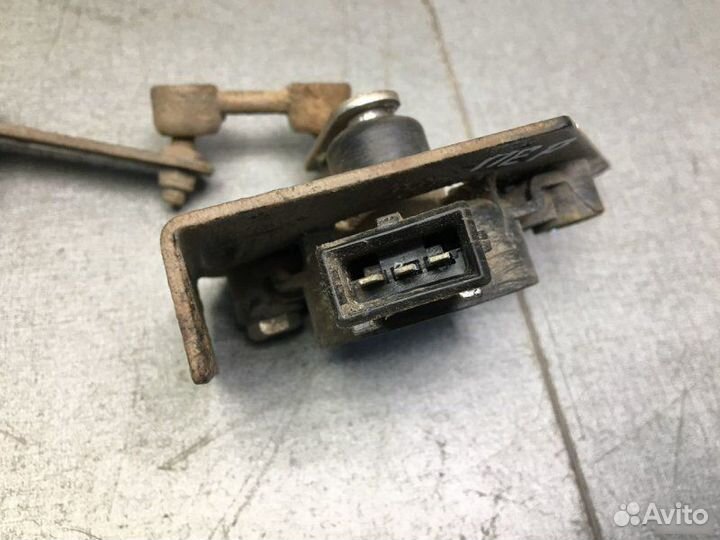 Датчик пневматической подвески Nissan Primera P11