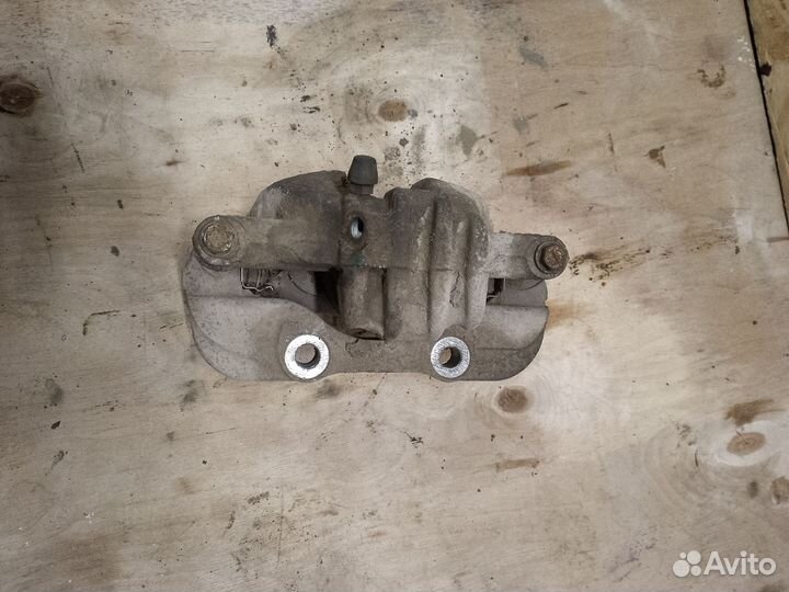 Суппорт передний левый Peugeot 308