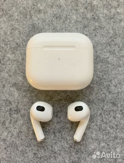 Apple AirPods 3 Lightning Charging Case