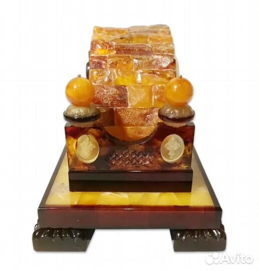 Часы настольные из янтаря 
