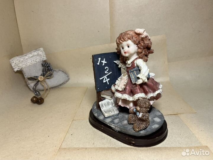 Фарфоровая статуэтка