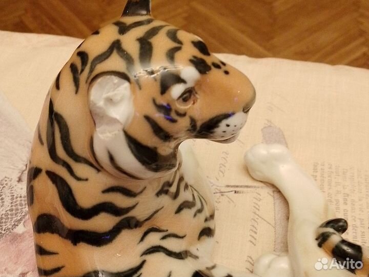 Фарфоровая статуэтка тигр