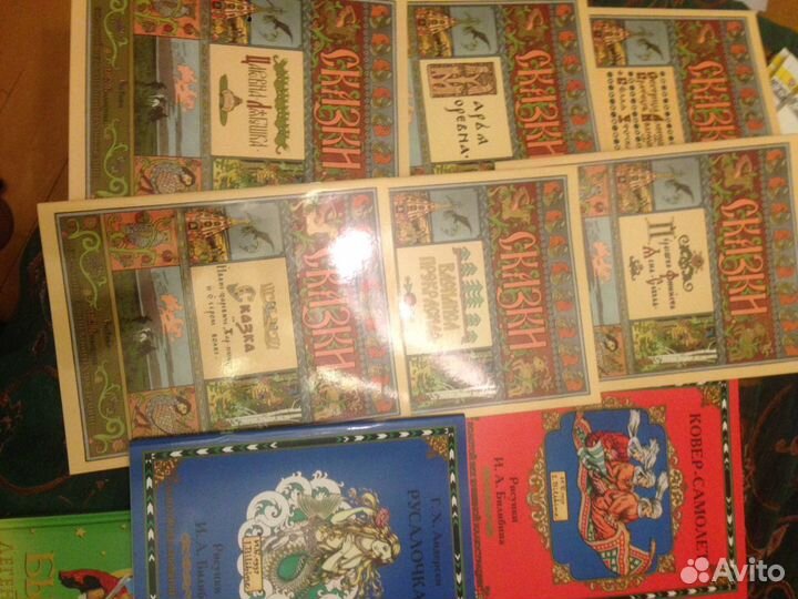 Атлас великан на поляне плешаков