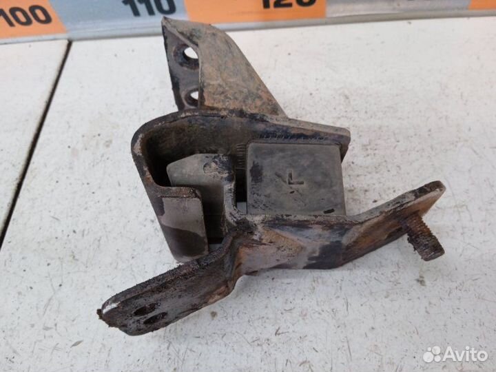 Опора кпп левая Mitsubishi Pajero 3 3.5 2000