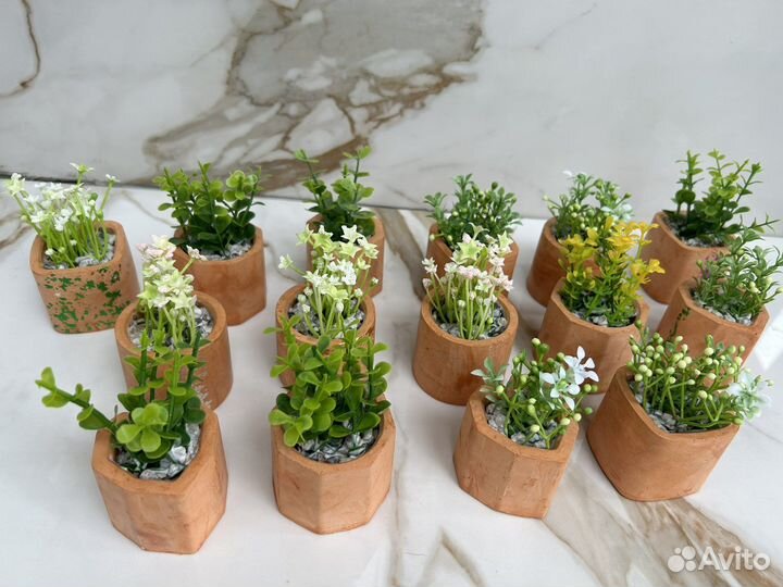 Искусственные цветы в гипсовом горшке