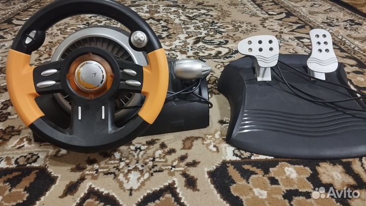 Игровой руль с педалями