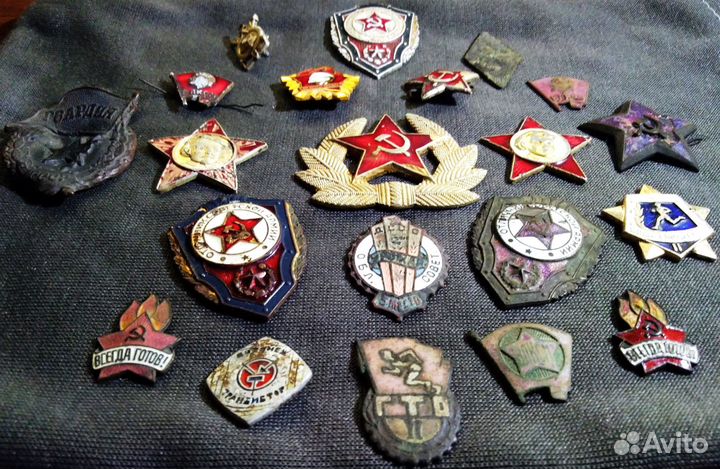 Набор значков и знаков отличия